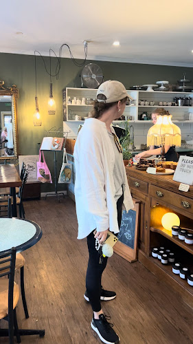 Opinii despre Moon Lily Kitchen and Cakes în Beaconsfield - Hospitality and gastronomy