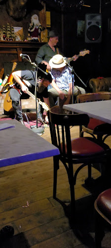 Opinii despre Two Fingers Bar în Albury - Hospitality and gastronomy