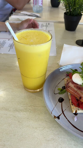 Montmartre By The Sea - Surfers Paradise