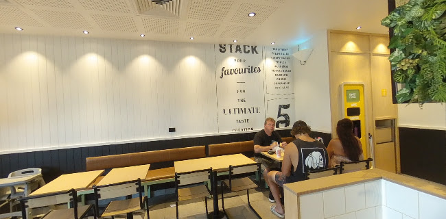 Opinii despre McDonald's Coffs Harbour Service Centre în Coffs Harbour - Hospitality and gastronomy