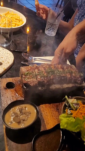 8/90 Surf Parade, Broadbeach QLD 4218