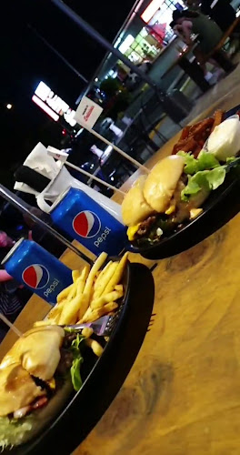 Opinii despre Burger Urge (Crestwood) în Molendinar - Hospitality and gastronomy