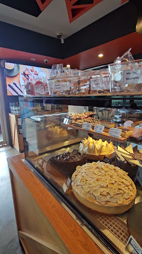 2 Lake St, Caroline Springs VIC 3023