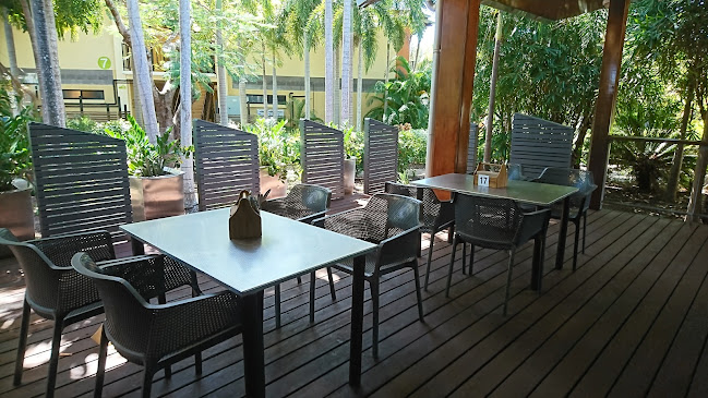 Cossies Poolside Bar and Bistro - Marrara