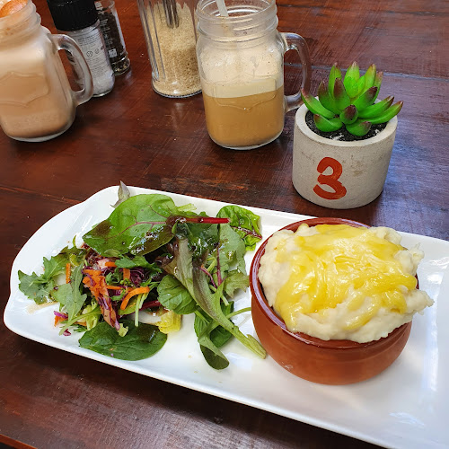 17 Echlin St, West End QLD 4810