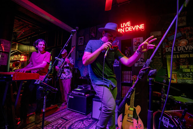 Comentarii opinii despre Den Devine Restaurant & Music Hall