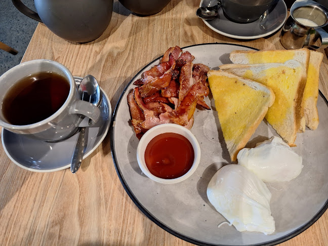 Opinii despre Two Doors Up Cafe & Bar în Fairy Meadow - Hospitality and gastronomy