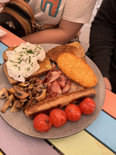 Vintage Hall Cafe - Hospitality and gastronomy