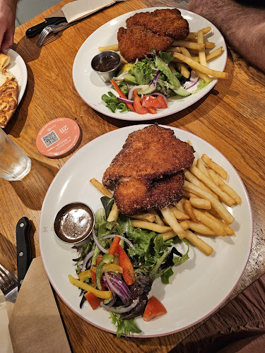 Mermaid Beach Tavern - Mermaid Beach