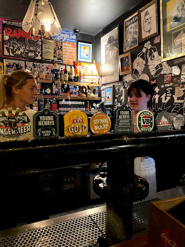 VINNIES DIVE BAR - Southport