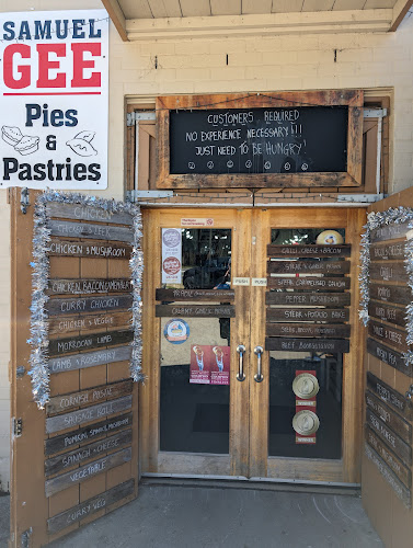 and, Shop 4 cnr old hume hwy, Crimea St, Balaclava NSW 2575