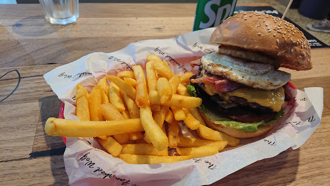 Comentarii opinii despre The Famished Wolf Patterson Lakes