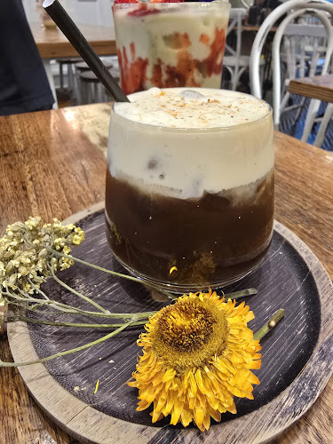 Comentarii opinii despre FLOVIE FLORIST CAFE