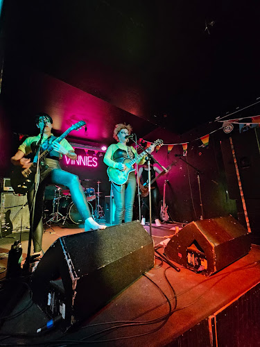 Comentarii opinii despre VINNIES DIVE BAR