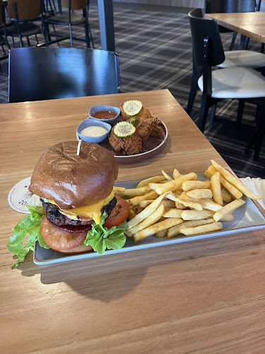 The Club Hotel Gladstone - Gladstone Central