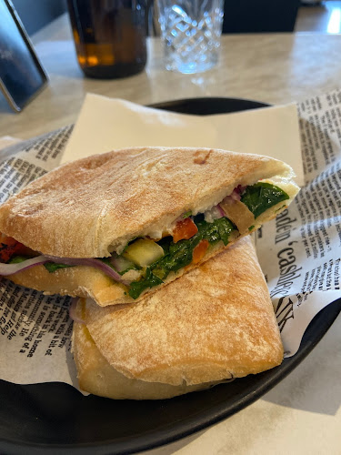 Opinii despre Black Cup Cafe în East Geelong - Hospitality and gastronomy