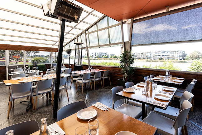 2 Lake St, Caroline Springs VIC 3023