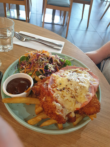 Comentarii opinii despre Cossies Poolside Bar and Bistro