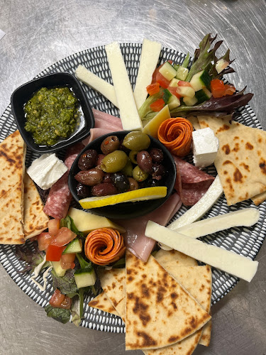 Den Devine Restaurant & Music Hall - Broadbeach