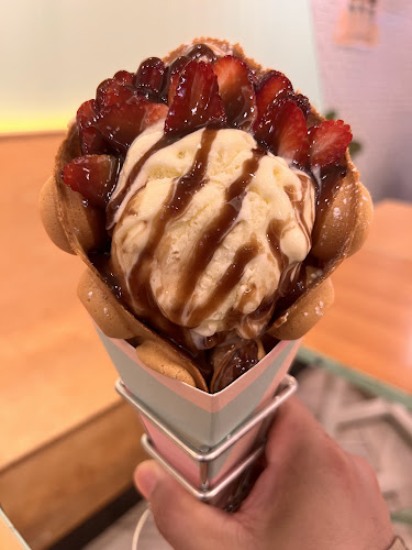 Shop 10/2 Elkhorn Ave, Surfers Paradise QLD 4217