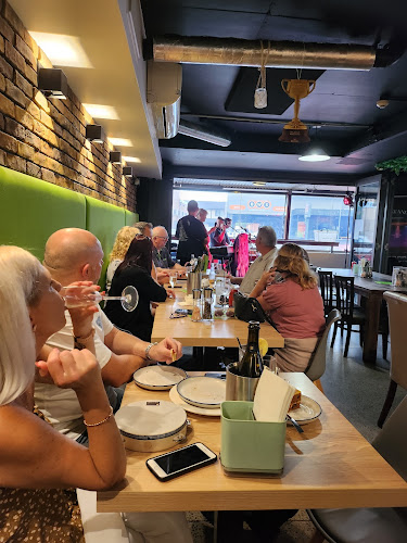 Opinii despre Two Doors Up Cafe & Bar în Fairy Meadow - Hospitality and gastronomy