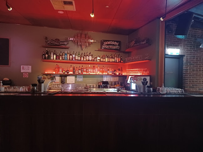 Comentarii opinii despre Universal Bar