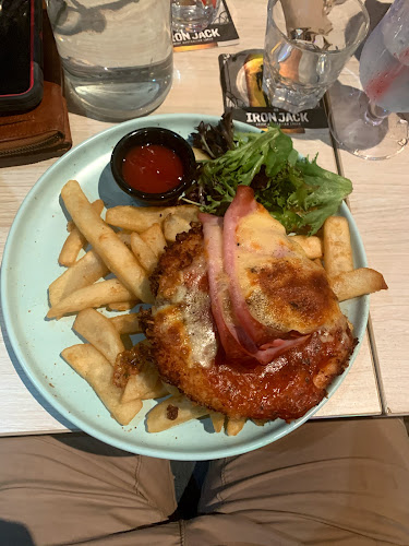 Cossies Poolside Bar and Bistro - Marrara