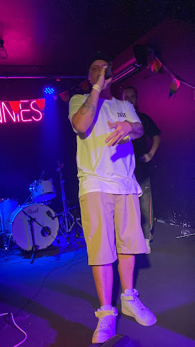 VINNIES DIVE BAR - Hospitality and gastronomy