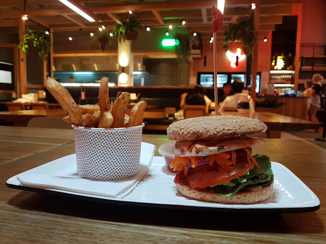 Pacific Fair Shopping Centre, Hooker Blvd, Broadbeach Waters QLD 4218