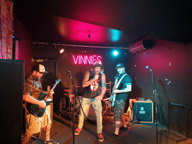 VINNIES DIVE BAR - Southport
