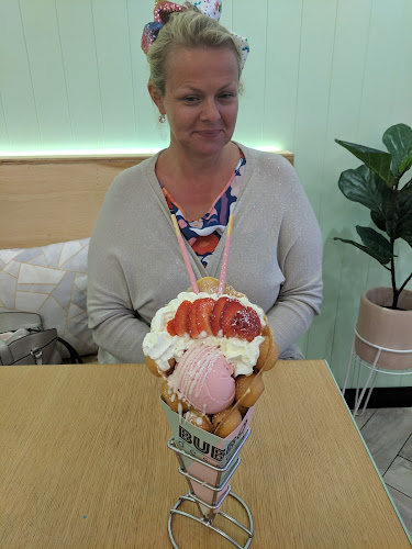 Shop 10/2 Elkhorn Ave, Surfers Paradise QLD 4217