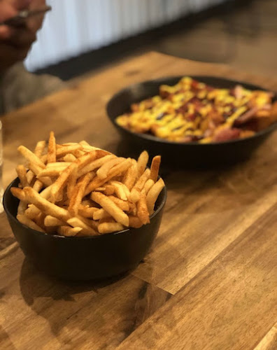 Opinii despre Monroe's Burgers & Beers în Melbourne - Hospitality and gastronomy