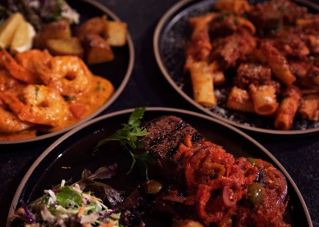 Den Devine Restaurant & Music Hall - Broadbeach