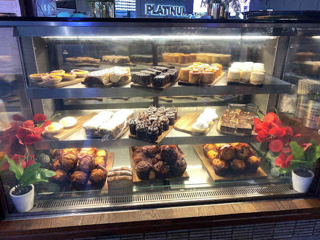 2 Hooker Blvd, Broadbeach Waters QLD 4218