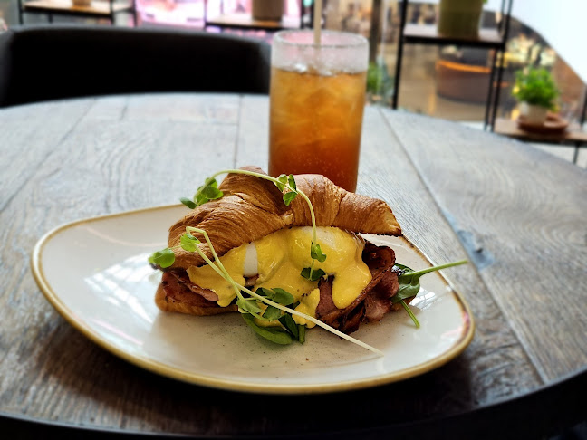 2 Hooker Blvd, Broadbeach Waters QLD 4218