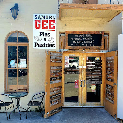 and, Shop 4 cnr old hume hwy, Crimea St, Balaclava NSW 2575