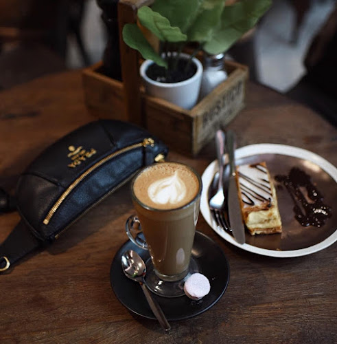 2 Hooker Blvd, Broadbeach Waters QLD 4218