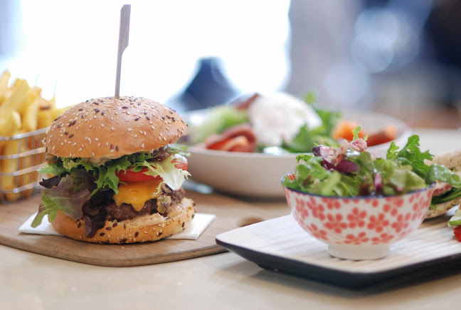 Opinii despre Ample Cafe & Bar în North Melbourne - Hospitality and gastronomy