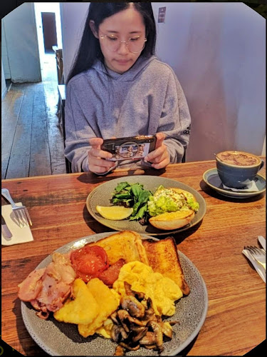 Comentarii opinii despre Inland Cafe