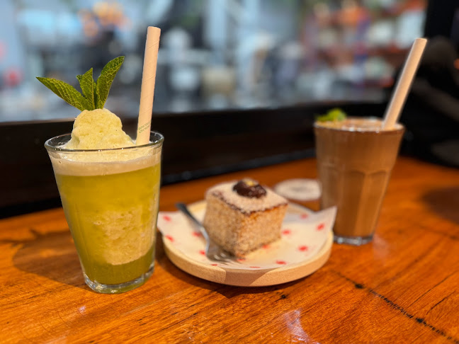 12 Cavendish Rd, Coorparoo QLD 4151