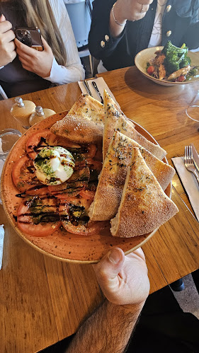 2 Lake St, Caroline Springs VIC 3023