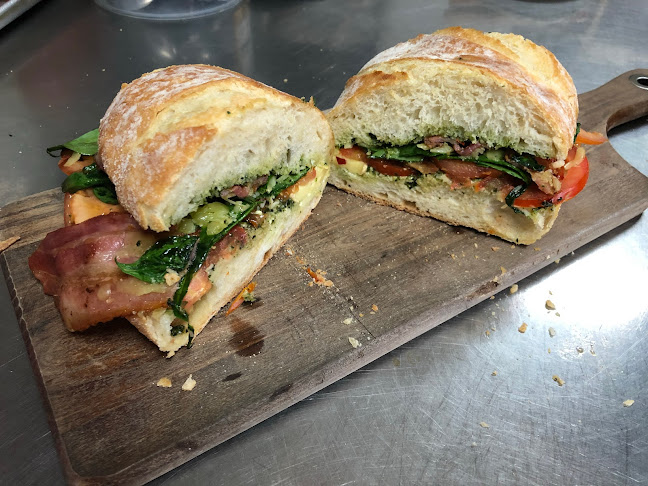 Opinii despre Cafe Nudeli / Nudeli Express Fish & Chips Hamburgers în Colac - Hospitality and gastronomy