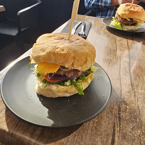 Opinii despre Meander Store & LPO, Meander Bridge Cafe în Meander - Hospitality and gastronomy