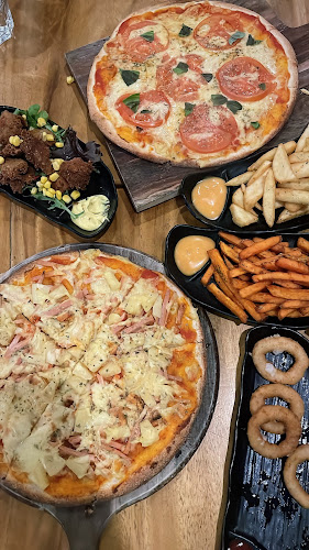 2/2 Sunlight Dr, Burleigh Waters QLD 4220