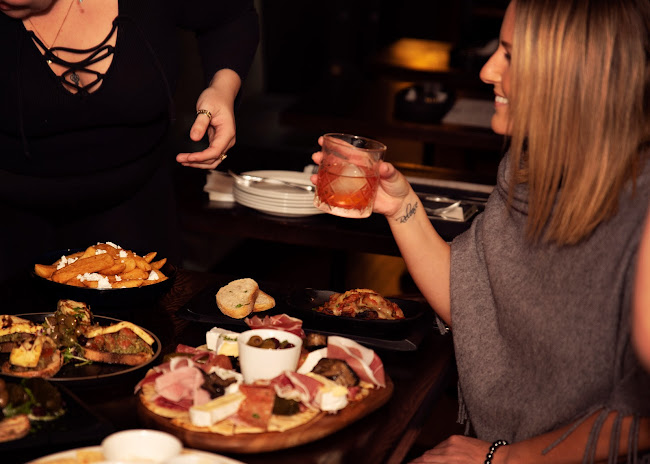 Opinii despre Den Devine Restaurant & Music Hall în Broadbeach - Hospitality and gastronomy