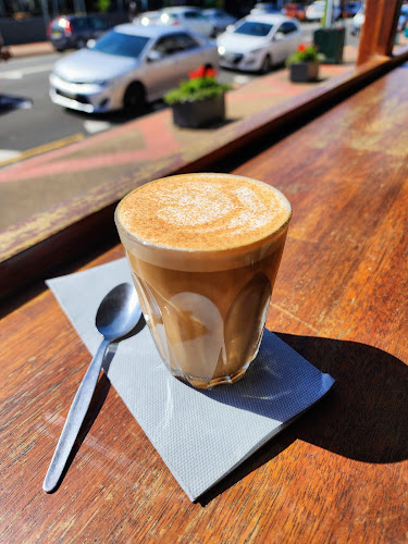 Opinii despre Two Doors Up Cafe & Bar în Fairy Meadow - Hospitality and gastronomy