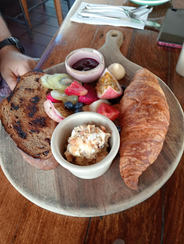 Comentarii opinii despre NOA Eat Drink Share