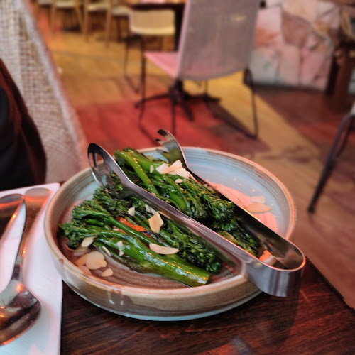 89 Surf Parade, Broadbeach QLD 4218