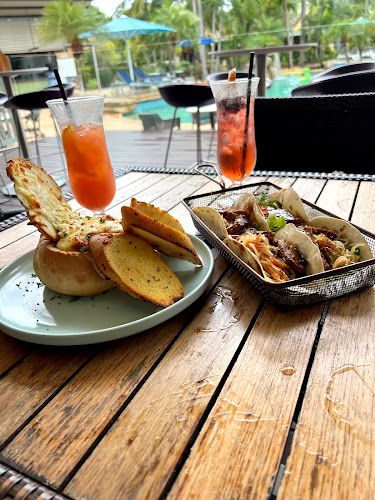 Comentarii opinii despre Cossies Poolside Bar and Bistro