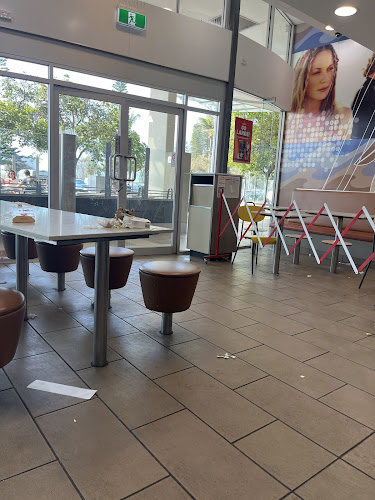 McDonald's Coolangatta II - Hospitality and gastronomy